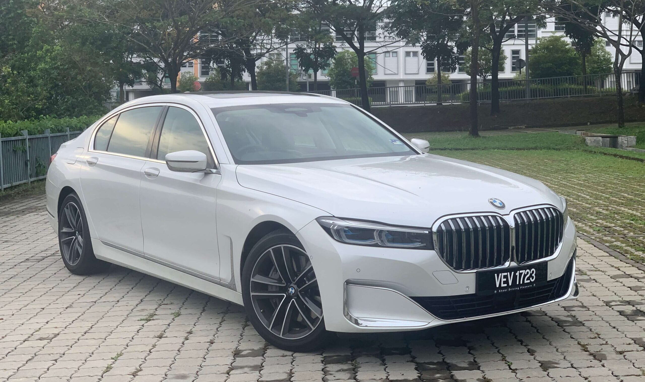 BMW 7 Series 740Le bukan sahaja memiliki bentuk yang menawan, malah dilengkapi teknologi canggih untuk keselesaan pemandu dan penumpang