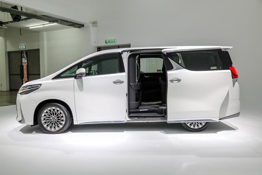 Lexus LM 350 serlahkan kemewahan di atas jalan raya
