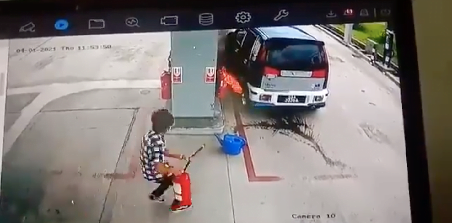 Sebuah kenderaan dijilat api ketika sedang diisi minyak di sebuah stesen minyak dekat Sandakan, Sabah