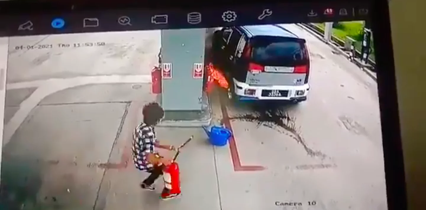 Sebuah kenderaan dijilat api ketika sedang diisi minyak di sebuah stesen minyak dekat Sandakan, Sabah