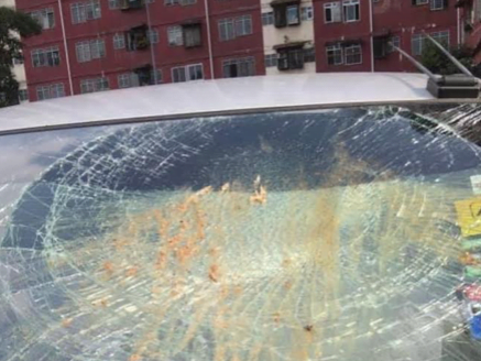 Tindakan pihak tidak bertanggungjawab membuang sampah dari sebuah flat menyebabkan cermin kenderaan seorang penduduk pecah