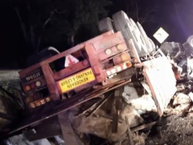 Sebuah treler terbabas di Lebuhraya Kuala Lumpur - Karak mengakibat dua mangsa maut