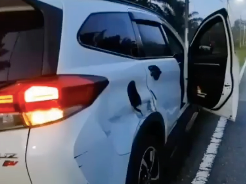 Kenderaan utiliti sukan (SUV) seorang pemandu wanita kemek akibat bergesel dengan sebuah lori