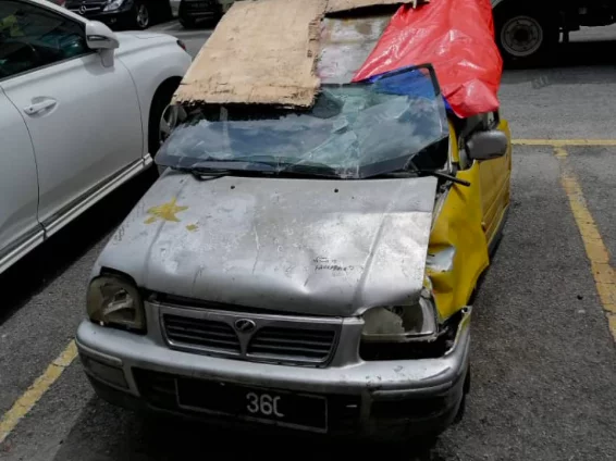 Keadaan kereta Kancil ini bukan sahaja mencacatkan pemandangan malah mengundang bahaya kepada orang ramai