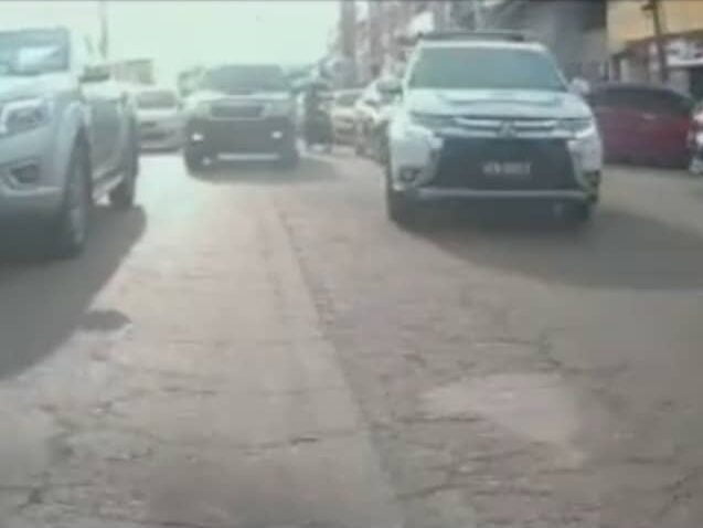 Insiden sebuah kenderaan ditahan polis kerana mengikuti ambulans terlalu rapat tular di media sosial