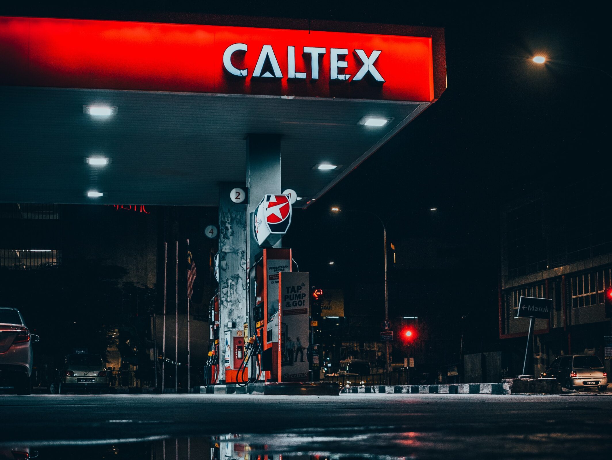 Stesen minyak kini dibenar beroperasi dari jam 6 pagi hingga 12 malam. - Foto ihsan Unsplash/Deva Darshan