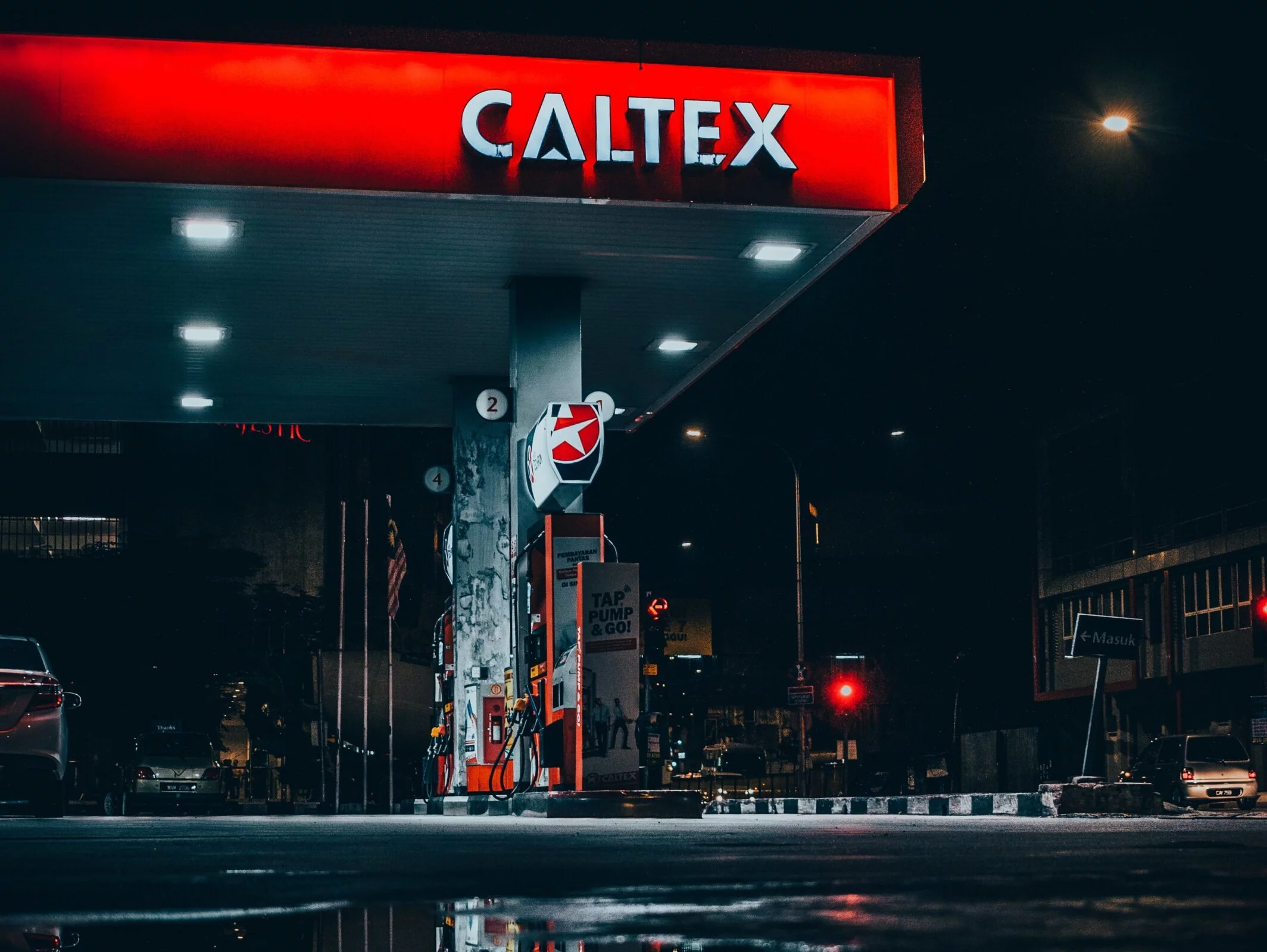 Stesen minyak kini dibenar beroperasi dari jam 6 pagi hingga 12 malam. - Foto ihsan Unsplash/Deva Darshan
