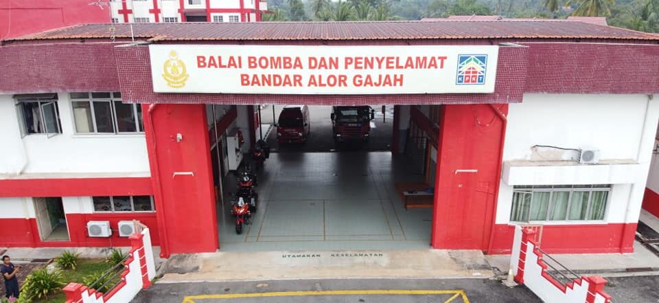Balai Bomba dan Penyelamat (BBP) Masjid Tanah menerima panggilan kecemasan kira-kira jam 6.40 petang, semalam