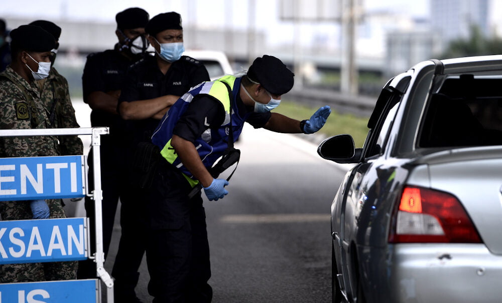 Sekatan jalan raya diadakan oleh pihak polis bagi memastikan orang ramai mematuhi prosedur operasi standard ditetapkan kerajaan