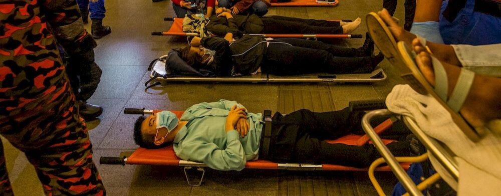 Pasukan bomba dan paramedik memberi bantuan kepada penumpang tercedera