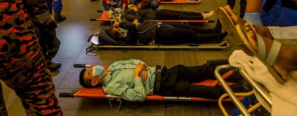 Pasukan bomba dan paramedik memberi bantuan kepada penumpang tercedera