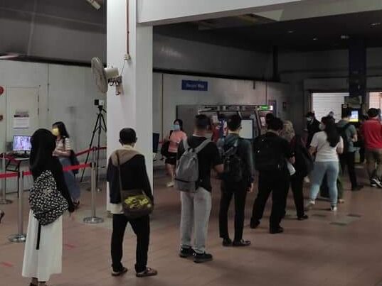Penumpang sedang beratur menunggu giliran untuk menaiki tren pada 21 Mei lalu. - Foto ihsan Facebook/Rizal Hakimm