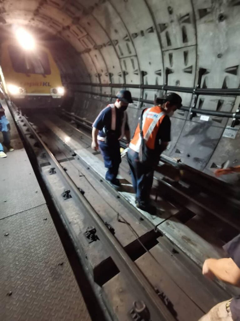 Kelihatan beberapa petugas sedang membaiki laluan tren yang rosak akibat kemalangan