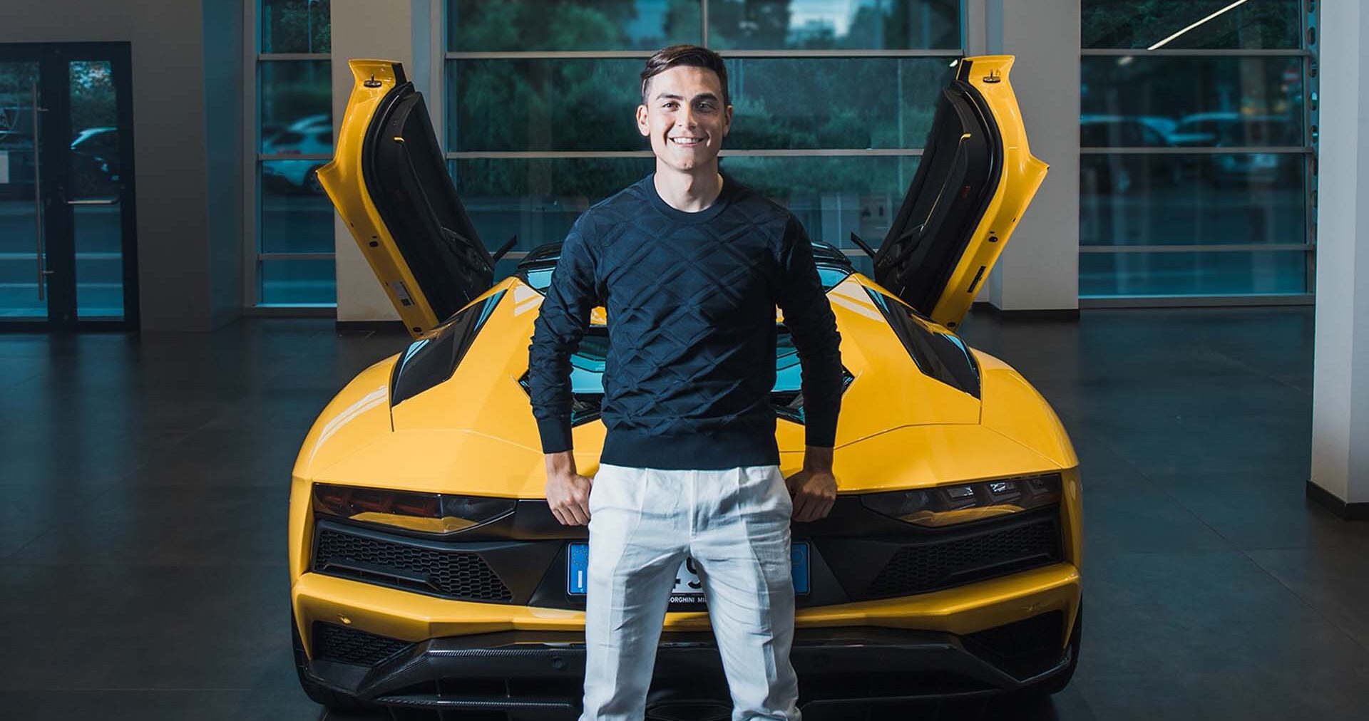 Pemain bola sepak Juventus Paulo Dybala 'melaram' bersama kesayangan terbaharunya, Aventador S Roadster