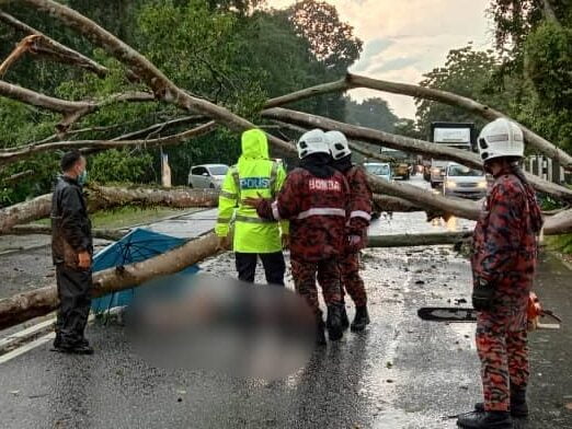 Anggota Bomba dan Penyelamat Tanjung Malim tiba di lokasi kejadian untuk kerja menyelamat