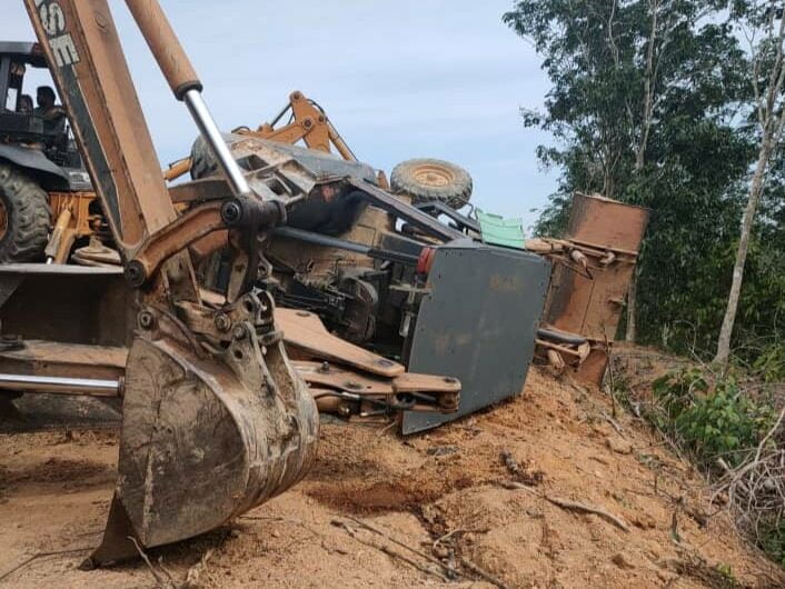 Keadaan sebuah jengkaut yang terbalik selepas menghempap seorang lelaki di Alor Gajah, Melaka. - Foto ihsan Facebook/Melaka Hari Ini