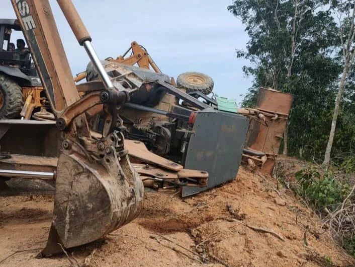 Keadaan sebuah jengkaut yang terbalik selepas menghempap seorang lelaki di Alor Gajah, Melaka. - Foto ihsan Facebook/Melaka Hari Ini