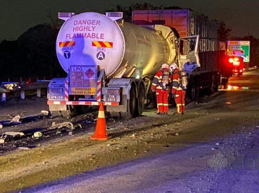 Pasukan bomba sedang melakukan kerja menyelamat mangsa tersepit dalam sebuah lori, semalam. - Foto ihsan Facebook/Viral Perak