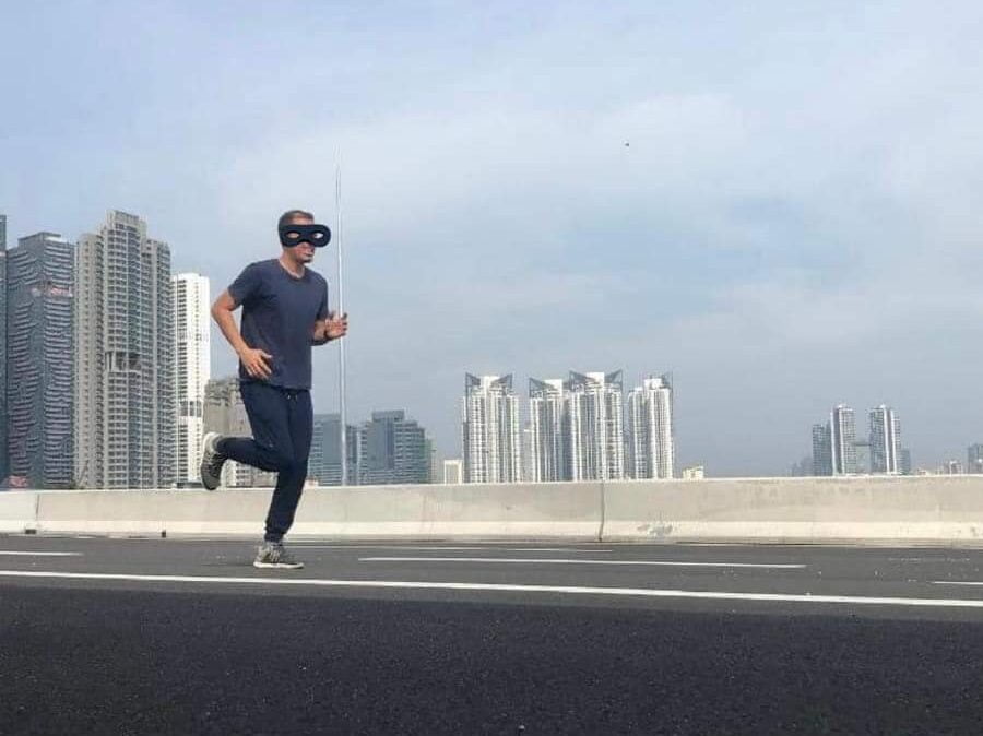 Malang tidak berbau. Tindakan lelaki ini berjogging di kawasan lebuh raya yang masih dalam pembinaan amat berbahaya! - Foto ihsan Facebook/Brainless Malaysia Driver Edition
