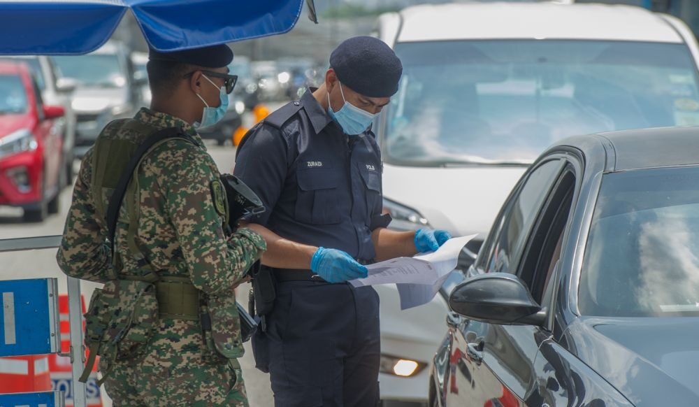 Anggota keselamatan sedang melakukan pemeriksaan jalan raya. - Foto oleh Shafwan Zaidon
