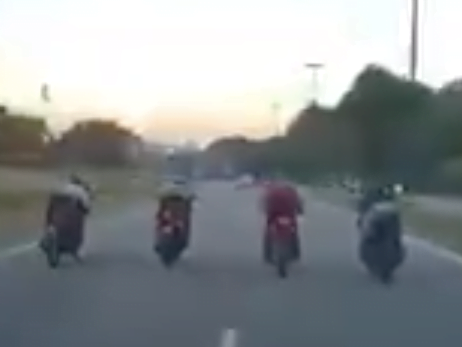 Aksi 'MotoGP' berjaya dirakam seorang pengguna jalan raya sebelum tular di media sosial