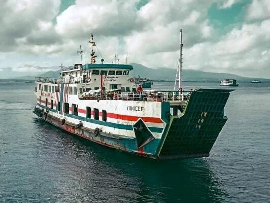 Kapal KMP Yunice tenggelam akibat arus deras pada Selasa. - Foto ihsan Radar Surabaya