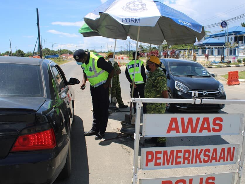 Polis Daerah Papar melakukan sekatan jalan raya (SJR) dalam usaha membasmi kes jenayah selain memantau pematuhan orang ramai terhadap prosedur operasi standard (SOP) Covid-19. - Foto ihsan Facebook/Polis Daerah Papar