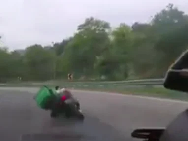 Aksi berbahaya seorang pekerja p-hailing berjaya dirakam seorang pengguna jalan raya lain. - Foto tangkap layar Sukan Star TV