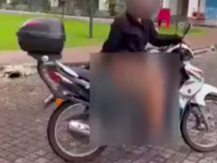Orang ramai mempunyai maklumat mengenai insiden wanita tidak berseluar sambil menunggang motosikal tampil beri maklumat. - Foto ihsan Facebook/Otai Johor