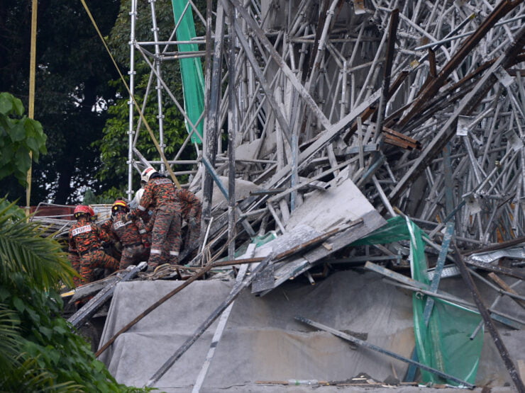 Anggota bomba sedang menjalankan kerja menyelamat. - Foto oleh Miera Zulyana