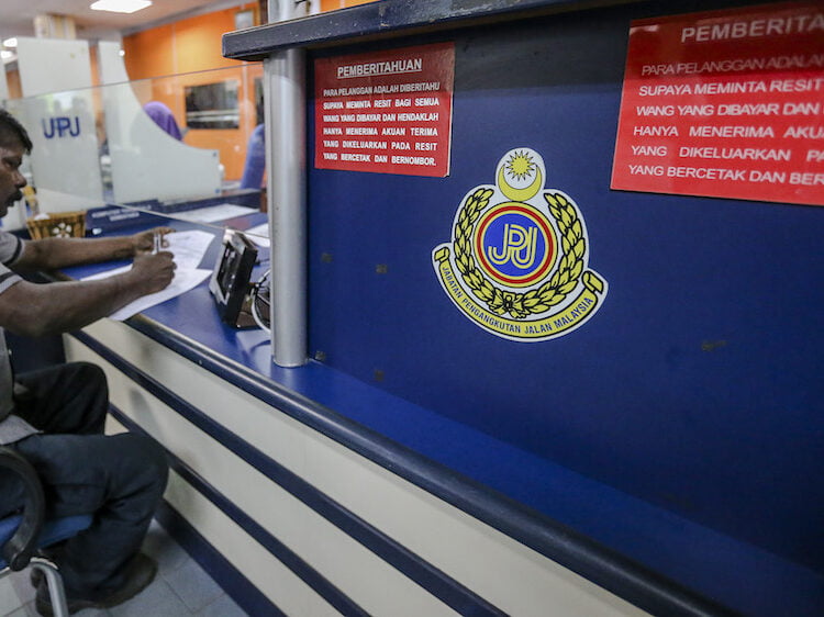 Orang ramai diminta tidak bimbang dengan stok lesen Jabatan Pengangkutan Jalan (JPJ). - Foto ihsan Malay Mail