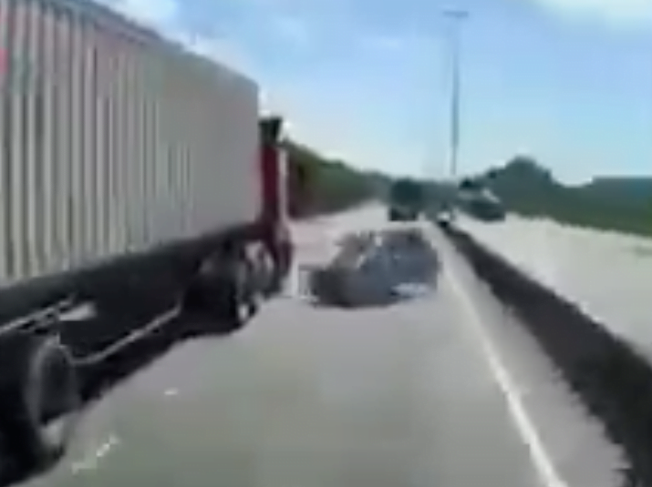 Tangkap layar video kereta dirempuh lori dipercayai berlaku di Pulau Indah, Selangor. - Foto ihsan Twitter/MyWatch