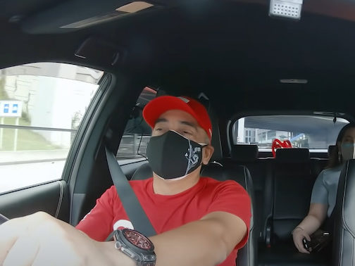 Datuk Seri Nazir Razak teruja menjadi pemandu airasia ride. Foto tangkap layar Youtube/airasia Super App