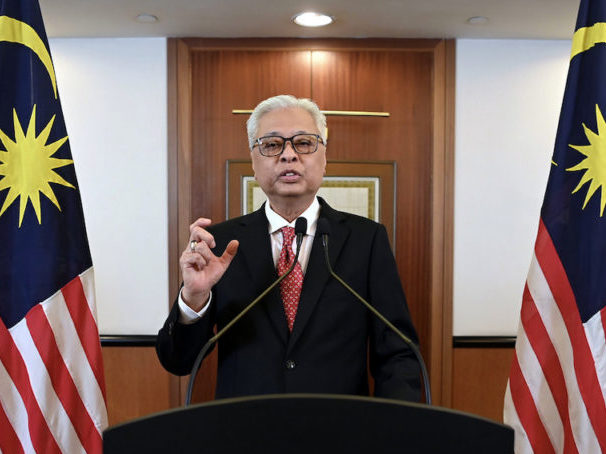 Perdana Menteri Datuk Seri Ismail Sabri Yaakob meberi bayangan kebenaran rentas negeri akan dilakukan dalam masa terdekat. - Foto ihsan Malay Mail
