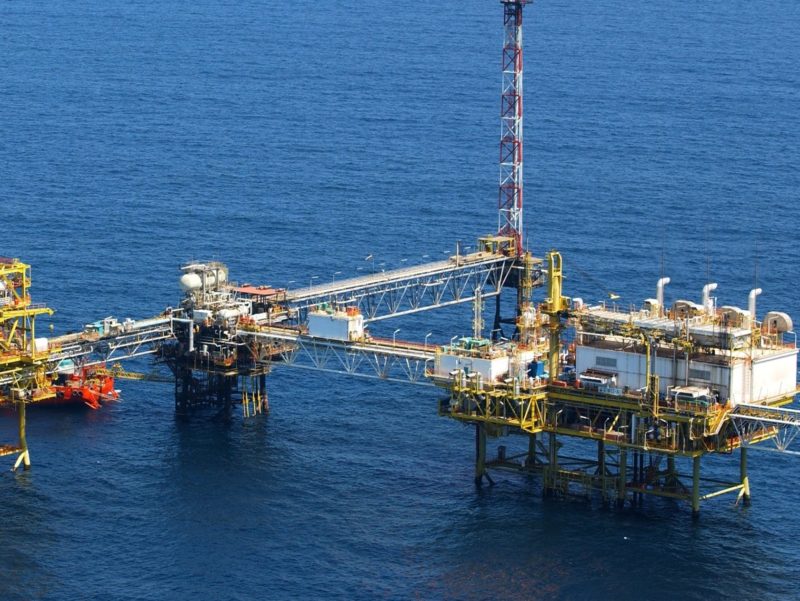 Harga minyak mentah menjadi penentu kepada kenaikan harga barang. - Foto ihsan Petronas