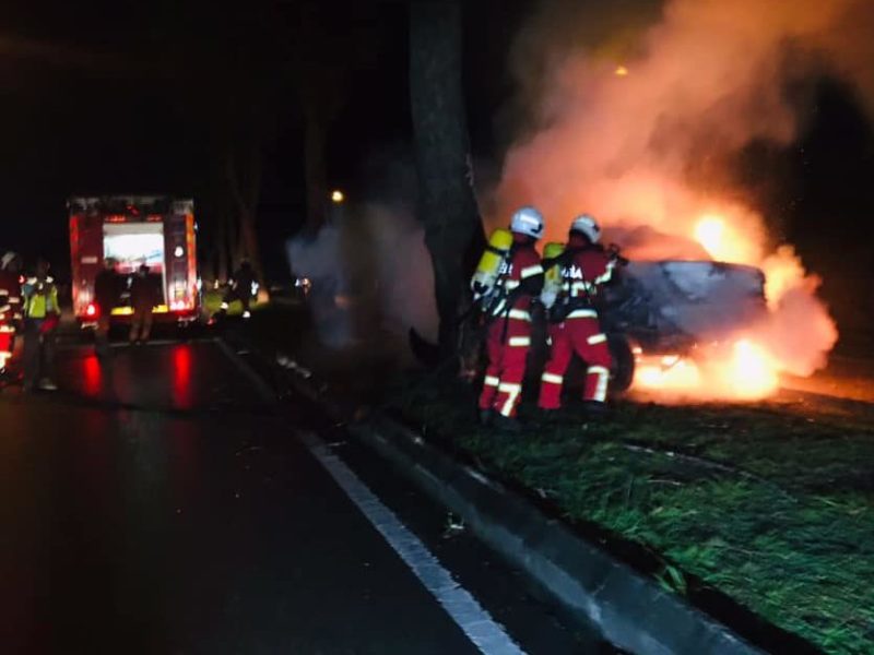 Seorang warga emas maut selepas kereta dipandu melanggar pokok di Miri, Sarawak. - Foto ihsan JBPM