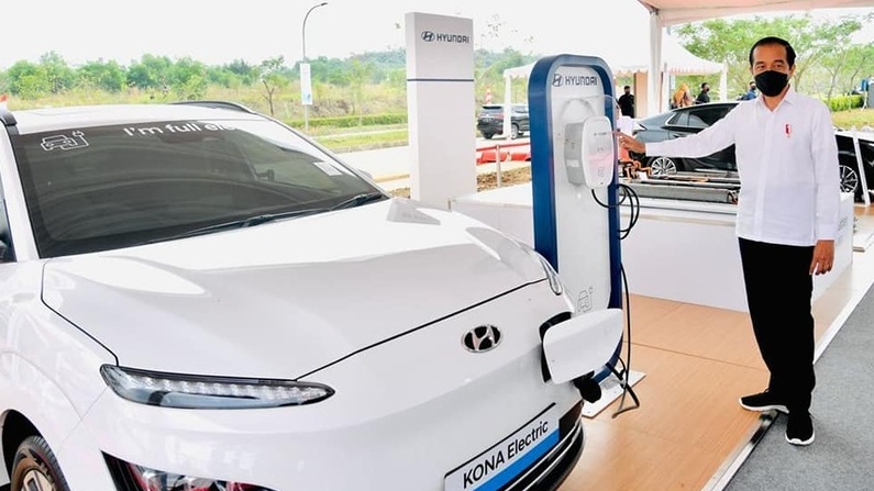 Pembangunan kenderaan elektrik (EV) sedang giat dibangunkan oleh kebanyakan negara. - Foto ihsan Malay Mail