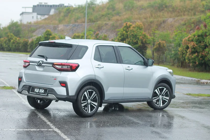 perodua ativa 1.0 av 02