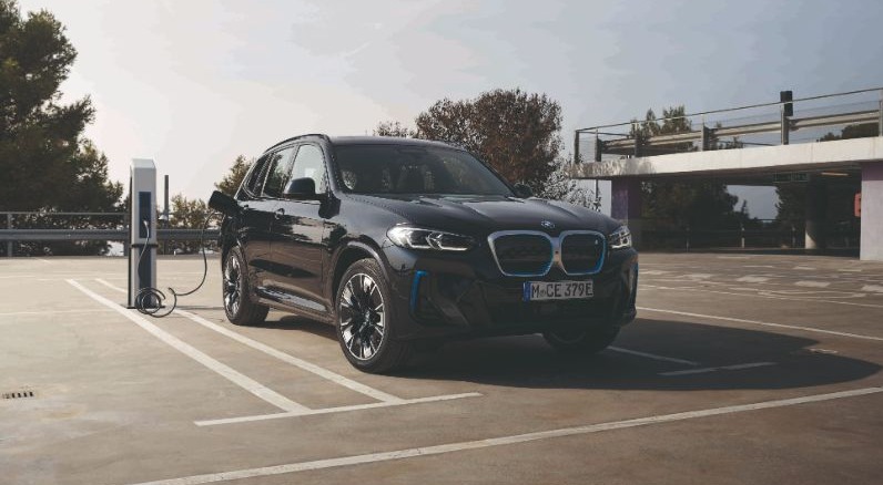 Penggunaan kereta elektrik (EV) diyakini mampu menjaga alam sekitar. - Foto ihsan BMW