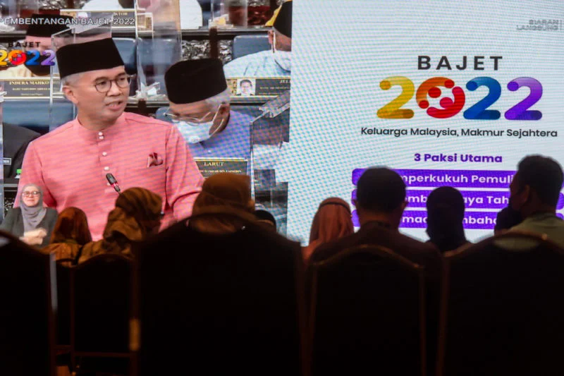 Menteri Kewangan Tengku Datuk Seri Zafrul Tengku Abdul Aziz ketika membentangkan Belanjawan 2022. - Foto ihsan Malay Mail