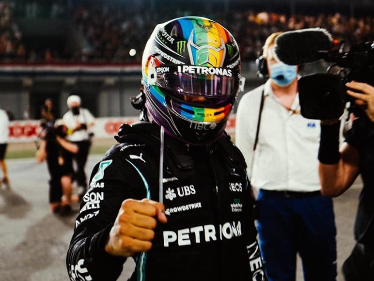 Pelumba warga Britain Lewis Hamilton mengenakan topi keledar mempromosikan warna golongan lesbian, gay, biseksual dan transgender (LGBT) di Qatar musim lalu. - Foto ihsan Facebook/Lewis Hamilton
