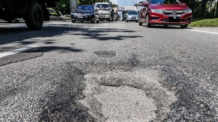 Keadaan jalan rosak juga berlaku di mana-mana negara termasuk Malaysia. - Foto ihsan Malay Mail