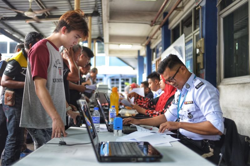 Orang ramai kelihatan mengambil peluang melunaskan bayaran saman. - Foto ihsan Malay Mail