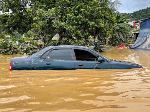 Enjin kereta yang ditenggelami banjir mengudang risiko kerosakan. - Foto ihsan Malay Mail