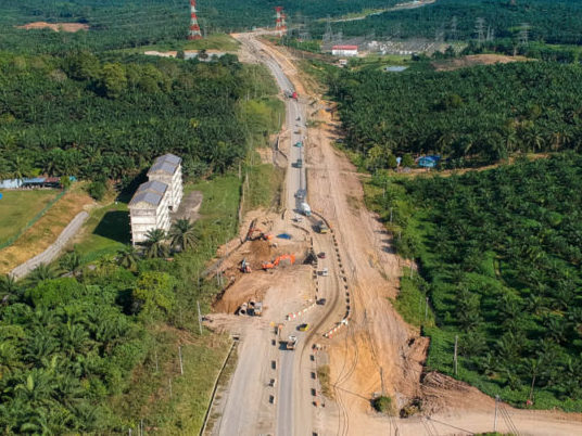 Projek Lebuh Raya Pan Boerneo dibina bagi meningkatkan jaringan perhubungan rakyat di Sabah dan Sarawak. - Foto ihsan Malay Mail
