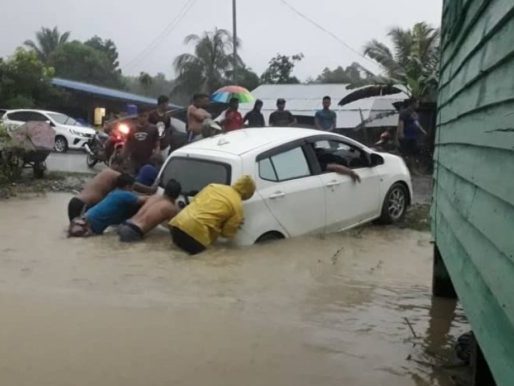 Kelihatan sebuah kenderaan ditenggelami banjir dalam insiden tahun lalu. - Foto ihsan Malay Mail