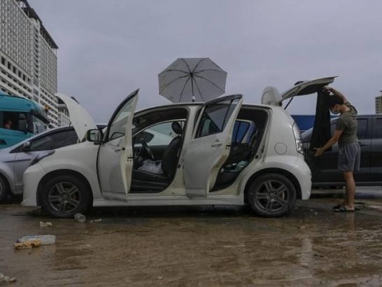 Banjir pada tahun lalu memberi impak besar kepada kebanyakan individu yang bukan sahaja berdepan kerosakan harta benda di rumah tetapi turut melibatkan kenderaan. - Foto ihsan Malay Mail