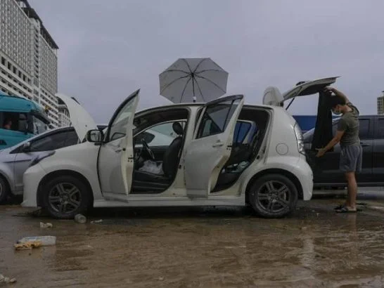 Banjir pada tahun lalu memberi impak besar kepada kebanyakan individu yang bukan sahaja berdepan kerosakan harta benda di rumah tetapi turut melibatkan kenderaan. - Foto ihsan Malay Mail