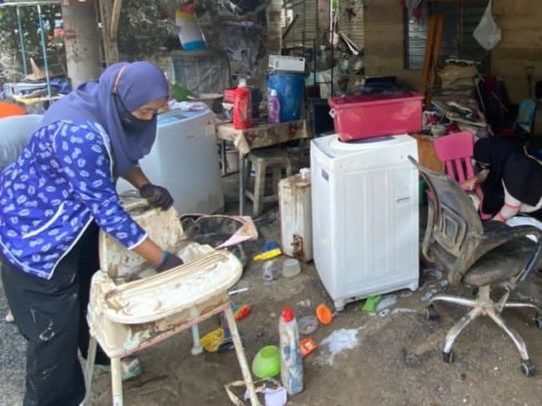 UMW Toyota antara syarikat membantu mangsa banjir pada Disember tahun lula. - Foto ihsan Facebook/UMW Toyota