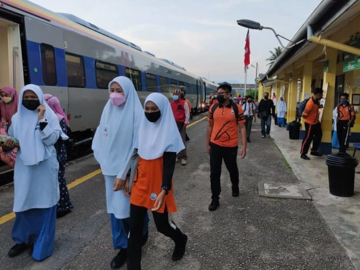 Pelajar sekolah antara yang menggunakan perkhidmatan Kereta Api Tanah Melayu Berhad (KTMB). - Foto ihsan Facebook/KTMB